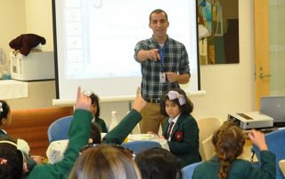 UW Bioengineering alumnus and Fulbright Student Fellow Hani Mahmoud teaches a class of children