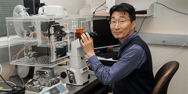 UW Bioengineering faculty Deok-Ho Kim in lab