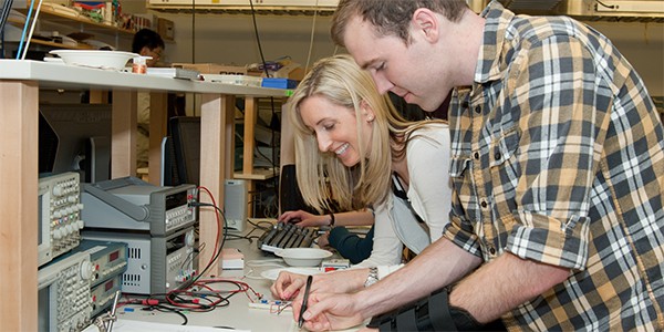 Alyssa Taylor working in lab with student