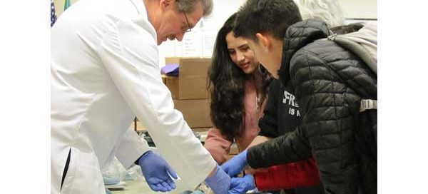 Prof. Murry and middle school students examine tissue