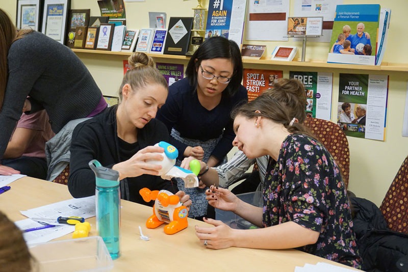 BioE honors team trains clinicians in toy adaptation UW Bioengineering